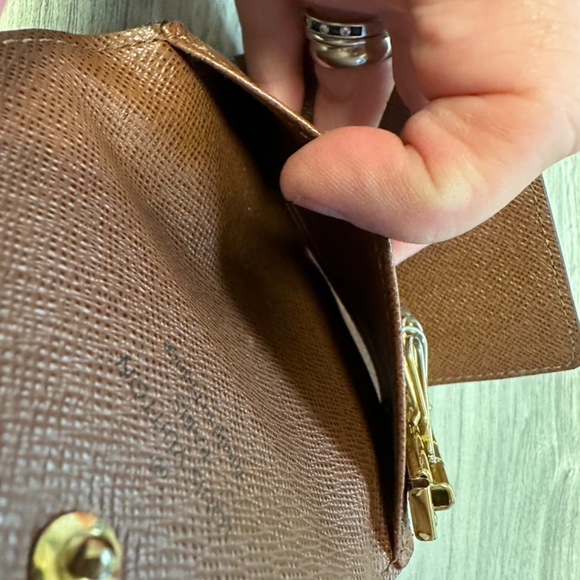 Authentic Louis Vuitton six ring key holder - Picture 5 of 8